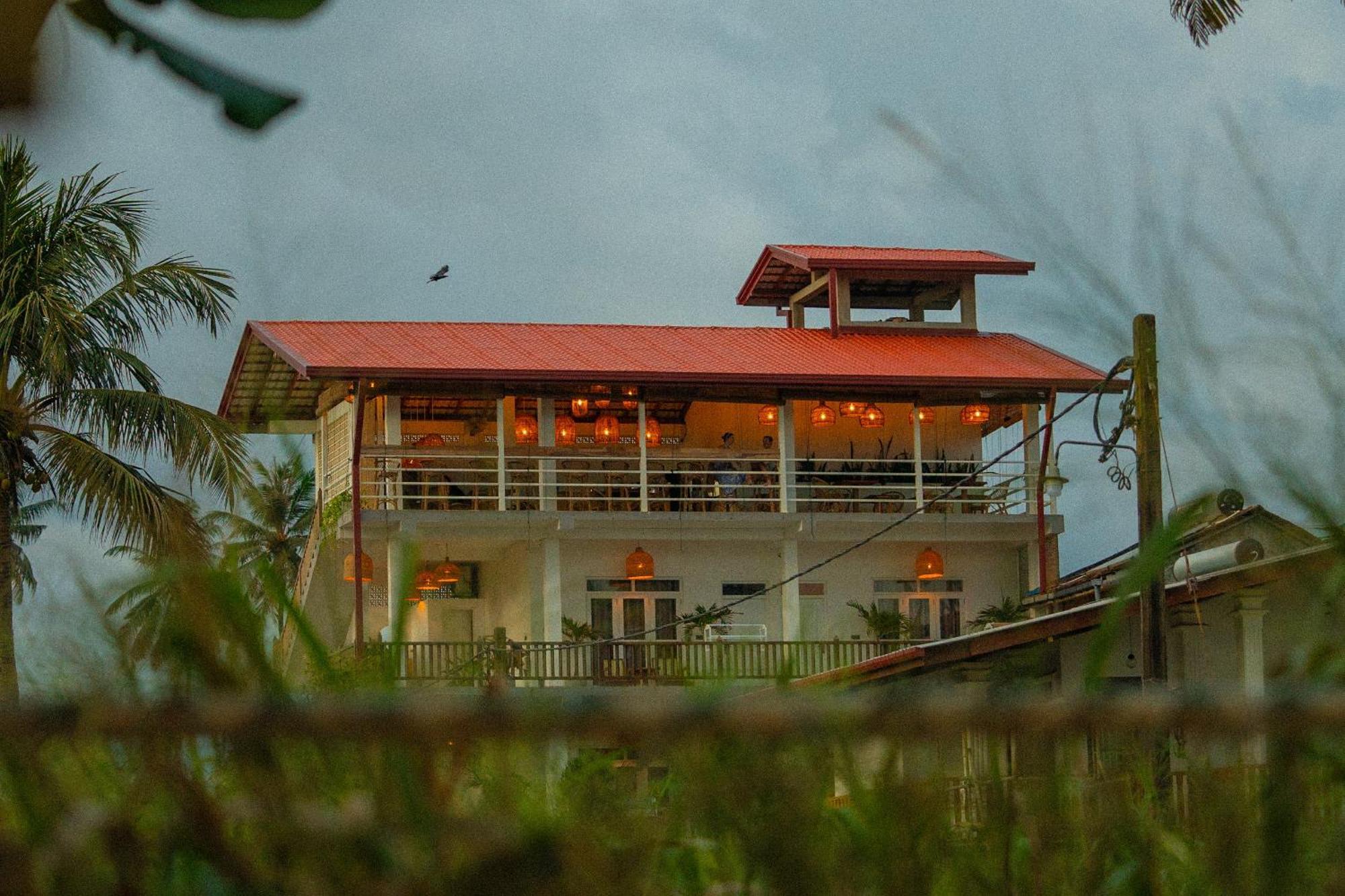 Bed and Breakfast Lucky'S Surf Camp Weligama Esterno foto