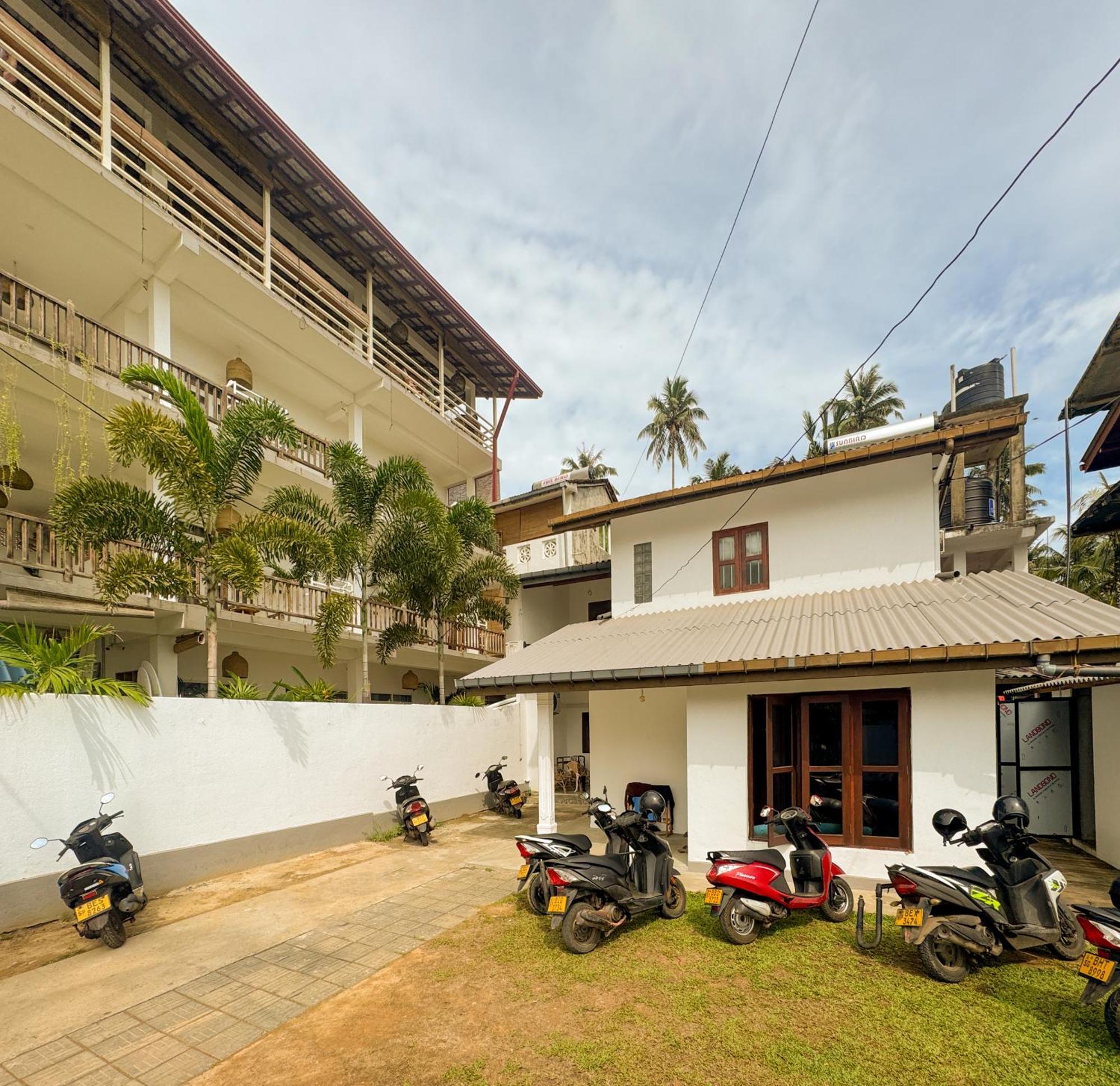 Bed and Breakfast Lucky'S Surf Camp Weligama Esterno foto
